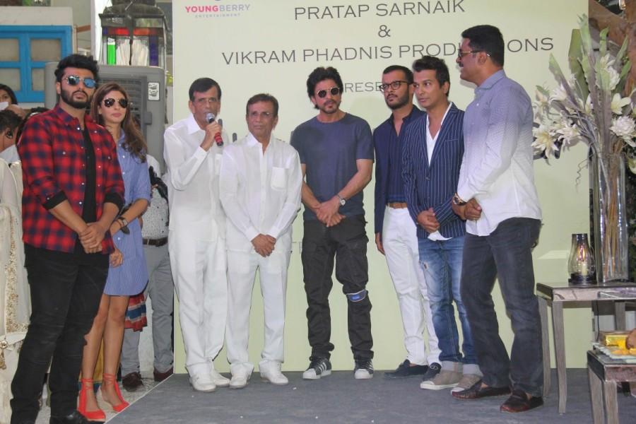 Bollywood actor Shah Rukh Khan gives the Mahurat clap for Vikram Phadnis' debut Marathi film Hrudayantar. Shahrukh Khan,SRK,Marathi movie Hrudayantar Mahurat,Hrudayantar Mahurat,Marathi movie Hrudayantar launch,Marathi movie Hrudayantar launch pics,Marathi movie Hrudayantar launch images,Marathi movie Hrudayantar launch photos,Marathi movie Hrudayantar launch