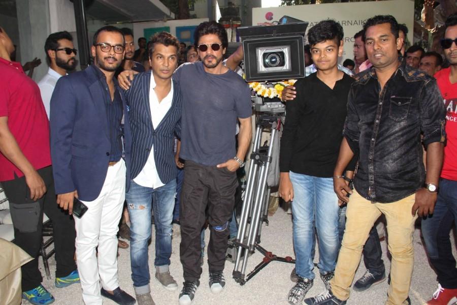 Bollywood actor Shah Rukh Khan gives the Mahurat clap for Vikram Phadnis' debut Marathi film Hrudayantar. Shahrukh Khan,SRK,Marathi movie Hrudayantar Mahurat,Hrudayantar Mahurat,Marathi movie Hrudayantar launch,Marathi movie Hrudayantar launch pics,Marathi movie Hrudayantar launch images,Marathi movie Hrudayantar launch photos,Marathi movie Hrudayantar launch