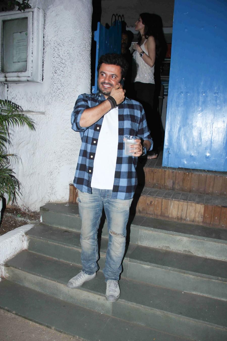 Vikas Bahl snapped post dinner at Olive bar in Bandra. Kangana Ranaut,vikas bahl,Kangana Ranaut olive bar,olive bar,Kangana Ranaut new pics,Kangana Ranaut new images,Kangana Ranaut new photos,Kangana Ranaut new stills,Kangana Ranaut vikas bahl,Kangana Ranaut dinner date