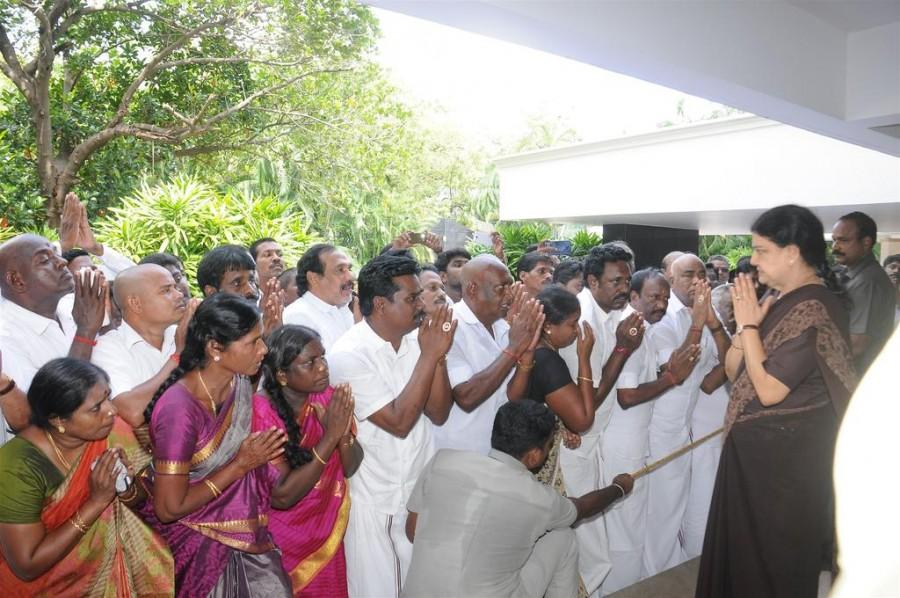 Sasikala follows in the footsteps of Jayalalithaa, meets AIADMK workers Sasikala,Sasikala meets AIADMK workers,AIADMK workers,AIADMK,Jayalalithaa,Sasikala latest pics,Sasikala latest images,Sasikala latest photos,Sasikala latest stills,Sasikala latest pictures