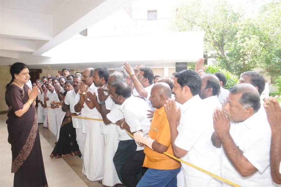 Sasikala follows in the footsteps of Jayalalithaa, meets AIADMK workers Sasikala,Sasikala meets AIADMK workers,AIADMK workers,AIADMK,Jayalalithaa,Sasikala latest pics,Sasikala latest images,Sasikala latest photos,Sasikala latest stills,Sasikala latest pictures