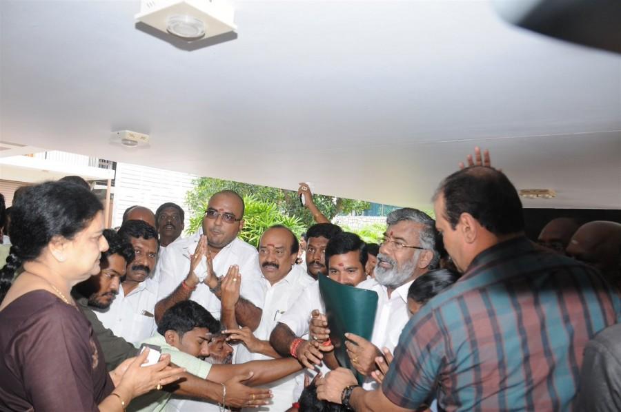 Sasikala follows in the footsteps of Jayalalithaa, meets AIADMK workers Sasikala,Sasikala meets AIADMK workers,AIADMK workers,AIADMK,Jayalalithaa,Sasikala latest pics,Sasikala latest images,Sasikala latest photos,Sasikala latest stills,Sasikala latest pictures