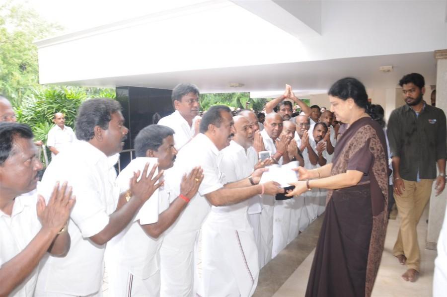 Sasikala follows in the footsteps of Jayalalithaa, meets AIADMK workers Sasikala,Sasikala meets AIADMK workers,AIADMK workers,AIADMK,Jayalalithaa,Sasikala latest pics,Sasikala latest images,Sasikala latest photos,Sasikala latest stills,Sasikala latest pictures