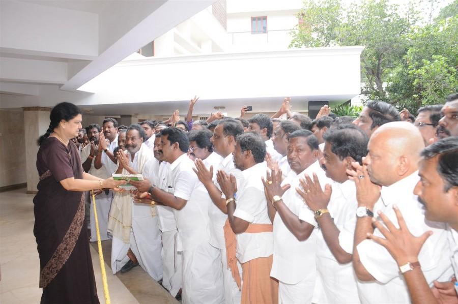 Sasikala follows in the footsteps of Jayalalithaa, meets AIADMK workers Sasikala,Sasikala meets AIADMK workers,AIADMK workers,AIADMK,Jayalalithaa,Sasikala latest pics,Sasikala latest images,Sasikala latest photos,Sasikala latest stills,Sasikala latest pictures