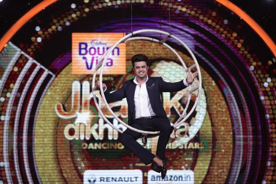Fun moments of judges and host on the set of Jhalak Dikhhla Jaa. Karan Johar,Jacqueline Fernandez,Farah Khan,Manish Paul,Jhalak Dikhhla Jaa,Jhalak Dikhhla Jaa on the sets,fun moments on Jhalak Dikhhla Jaa,Fun moments of judges