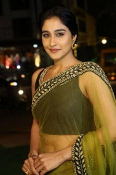 South Indian actress Regina Cassandra is posing for photographers at South Scope Lifestyle Awards 2016 Red Carpet.