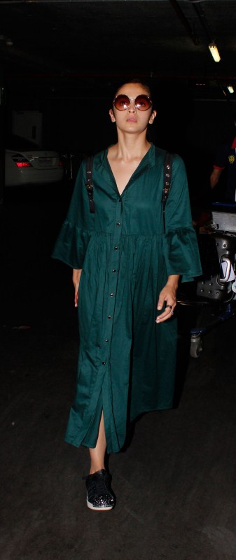 Bollywood actress Alia Bhatt & Family spotted at airport returning from Holiday Trip. Alia Bhatt,Alia Bhatt returns from Holiday Trip,Alia Bhatt spotted at airport,alia bhatt maldives trip,alia bhatt returns from maldives trip,Alia Bhatt latest pics,Alia Bhatt latest images,Alia Bhatt latest photos,Alia Bhatt latest stills,Alia Bhatt lates