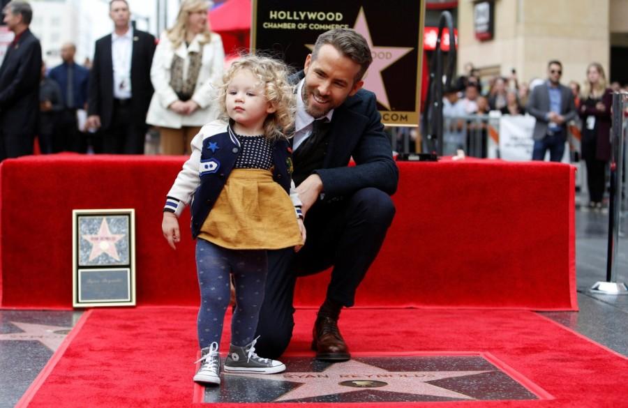 Actor Ryan Reynolds poses on his star with his daughter James on the Hollywood Walk of Fame in Hollywood, California U.S., December 15, 2016. Ryan Reynolds,Blake Lively,Ryan Reynolds and Blake Lively,Ryan Reynolds and Blake Lively daughters,Ryan Reynolds daughters,Blake Lively daughters