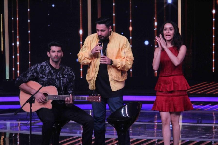 Actors Aditya Roy Kapur and Shraddha Kapoor during the promotion of film "Ok Jaanu" on the sets Star Plus singing reality show Dil Hai Hindustani in Mumbai on Dec 14, 2016. Aditya Roy Kapur,Shraddha Kapoor,OK Jaanu,OK Jaanu movie promotion,OK Jaanu promotion,Dil Hai Hindustani,reality show Dil Hai Hindustani,Aditya Roy Kapur and Shraddha Kapoor