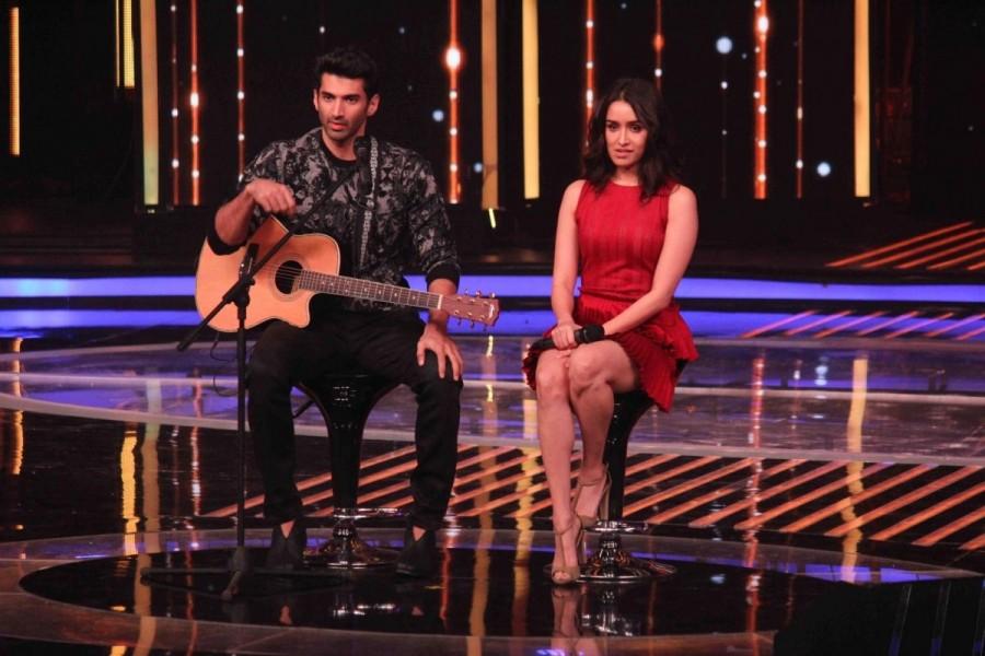Actors Aditya Roy Kapur and Shraddha Kapoor during the promotion of film "Ok Jaanu" on the sets Star Plus singing reality show Dil Hai Hindustani in Mumbai on Dec 14, 2016. Aditya Roy Kapur,Shraddha Kapoor,OK Jaanu,OK Jaanu movie promotion,OK Jaanu promotion,Dil Hai Hindustani,reality show Dil Hai Hindustani,Aditya Roy Kapur and Shraddha Kapoor