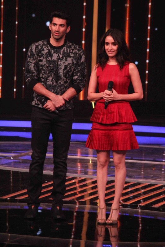 Actors Aditya Roy Kapur and Shraddha Kapoor during the promotion of film "Ok Jaanu" on the sets Star Plus singing reality show Dil Hai Hindustani in Mumbai on Dec 14, 2016. Aditya Roy Kapur,Shraddha Kapoor,OK Jaanu,OK Jaanu movie promotion,OK Jaanu promotion,Dil Hai Hindustani,reality show Dil Hai Hindustani,Aditya Roy Kapur and Shraddha Kapoor