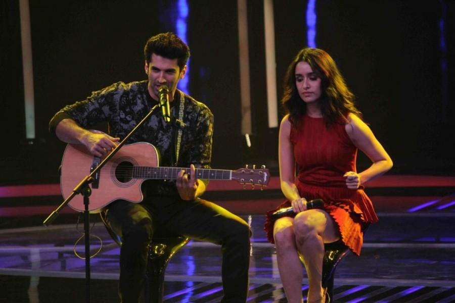 Actors Aditya Roy Kapur and Shraddha Kapoor during the promotion of film "Ok Jaanu" on the sets Star Plus singing reality show Dil Hai Hindustani in Mumbai on Dec 14, 2016. Aditya Roy Kapur,Shraddha Kapoor,OK Jaanu,OK Jaanu movie promotion,OK Jaanu promotion,Dil Hai Hindustani,reality show Dil Hai Hindustani,Aditya Roy Kapur and Shraddha Kapoor