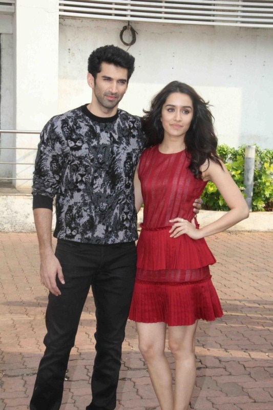 Actors Aditya Roy Kapur and Shraddha Kapoor during the promotion of film "Ok Jaanu" on the sets Star Plus singing reality show Dil Hai Hindustani in Mumbai on Dec 14, 2016. Aditya Roy Kapur,Shraddha Kapoor,OK Jaanu,OK Jaanu movie promotion,OK Jaanu promotion,Dil Hai Hindustani,reality show Dil Hai Hindustani,Aditya Roy Kapur and Shraddha Kapoor