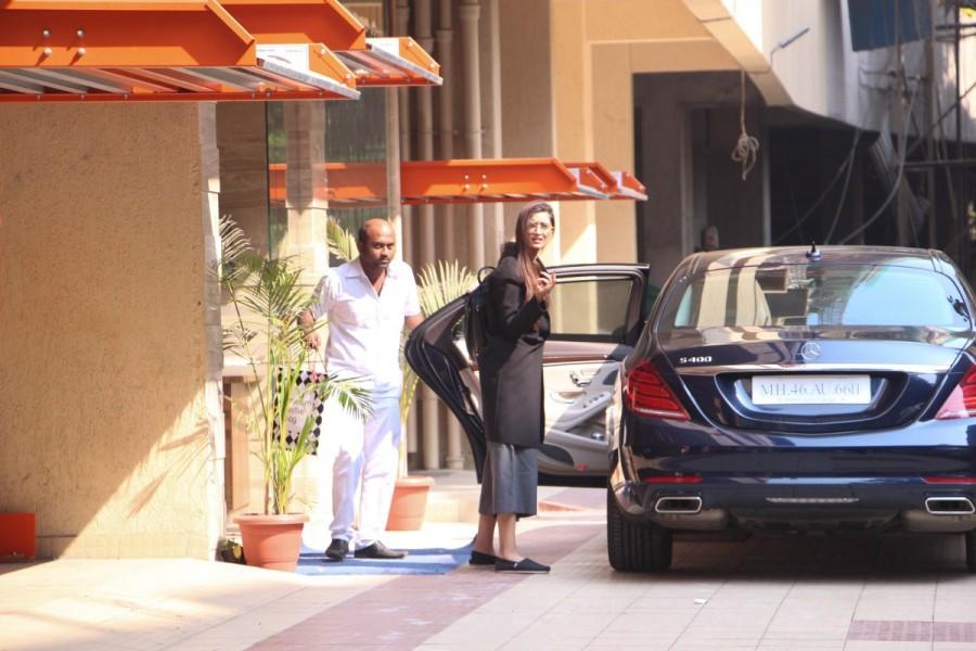 Bollywood actress Sonam Kapoor was spotted in Bandra, Mumbai. Sonam Kapoor,Sonam Kapoor at Bandra,actress Sonam Kapoor,Sonam Kapoor latest pics,Sonam Kapoor latest images,Sonam Kapoor latest photos,Sonam Kapoor latest stills,Sonam Kapoor latest pictures