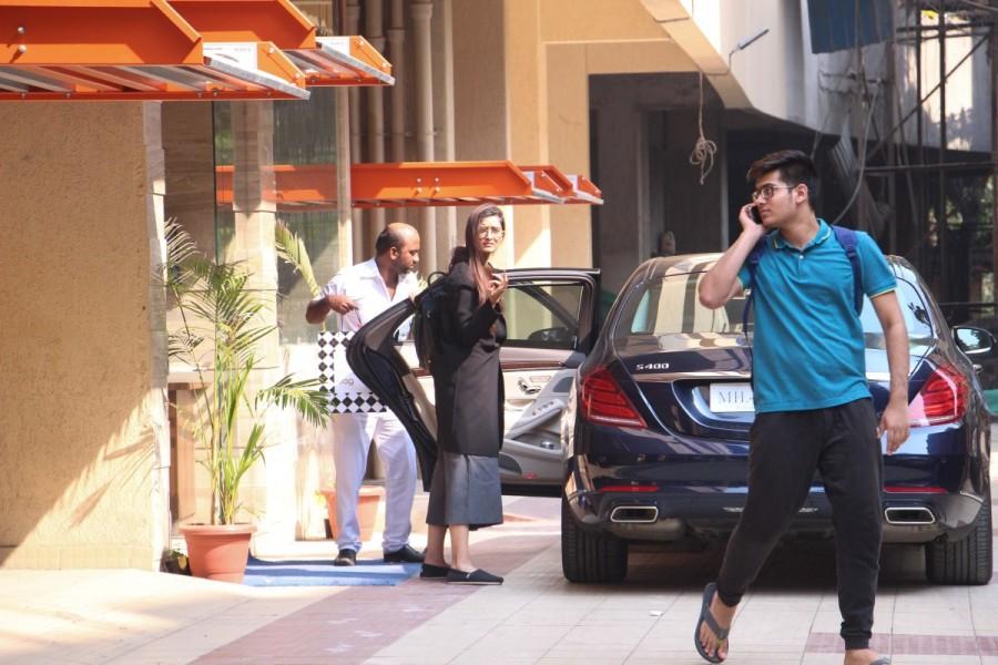 Bollywood actress Sonam Kapoor was spotted in Bandra, Mumbai. Sonam Kapoor,Sonam Kapoor at Bandra,actress Sonam Kapoor,Sonam Kapoor latest pics,Sonam Kapoor latest images,Sonam Kapoor latest photos,Sonam Kapoor latest stills,Sonam Kapoor latest pictures