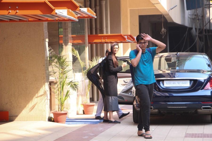 Bollywood actress Sonam Kapoor was spotted in Bandra, Mumbai. Sonam Kapoor,Sonam Kapoor at Bandra,actress Sonam Kapoor,Sonam Kapoor latest pics,Sonam Kapoor latest images,Sonam Kapoor latest photos,Sonam Kapoor latest stills,Sonam Kapoor latest pictures
