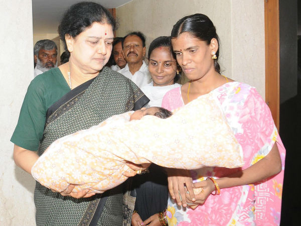 Sasikala follows in the footsteps of Jayalalithaa. Sasikala,Sasikala meets AIADMK workers,AIADMK workers,AIADMK,Jayalalithaa,Sasikala latest pics,Sasikala latest images,Sasikala latest photos,Sasikala latest stills,Sasikala latest pictures