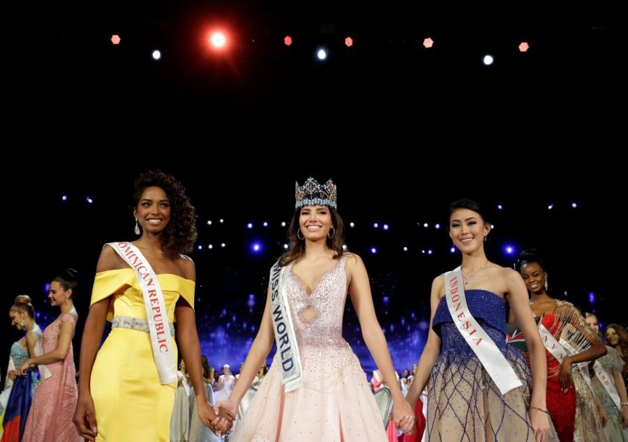 Winner of Miss World Miss Puerto Rico Stephanie Del Valle (C) stands with first runner up Miss Dominican Republic Yaritza Miguelina Reyes Ramirez (L) and second runner up Miss Indonesia Natasha Mannuela during the Miss World 2016 Competition in Oxen Hill, Maryland, U.S., December 18, 2016. Stephanie del Valle,Puerto Rico,Puerto Rican Stephanie Del Valle,Miss World 2016,miss world 2016 Miss Puerto Rico Stephanie Del Valle,Miss World 2016 winner,miss world 2016 grand finale