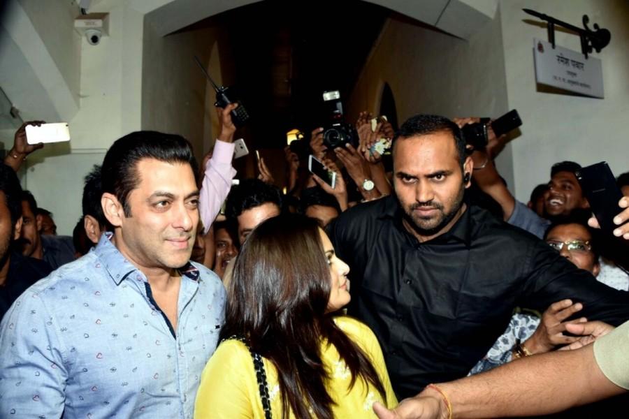 Actor Salman Khan and Yuva Sena president Aditya Thackeray during the launch of anti open-defecation campaign in Mumbai on Dec. 17, 2016. Salman Khan,Salman Khan launches anti open-defecation campaign,actor Salman Khan,anti open-defecation campaign,Salman Khan latest pics,Salman Khan latest images,Salman Khan latest photos,Salman Khan latest stills,Salman Khan latest pictures