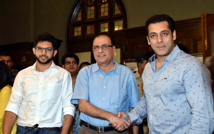 Actor Salman Khan and Yuva Sena president Aditya Thackeray during the launch of anti open-defecation campaign in Mumbai on Dec. 17, 2016. Salman Khan,Salman Khan launches anti open-defecation campaign,actor Salman Khan,anti open-defecation campaign,Salman Khan latest pics,Salman Khan latest images,Salman Khan latest photos,Salman Khan latest stills,Salman Khan latest pictures