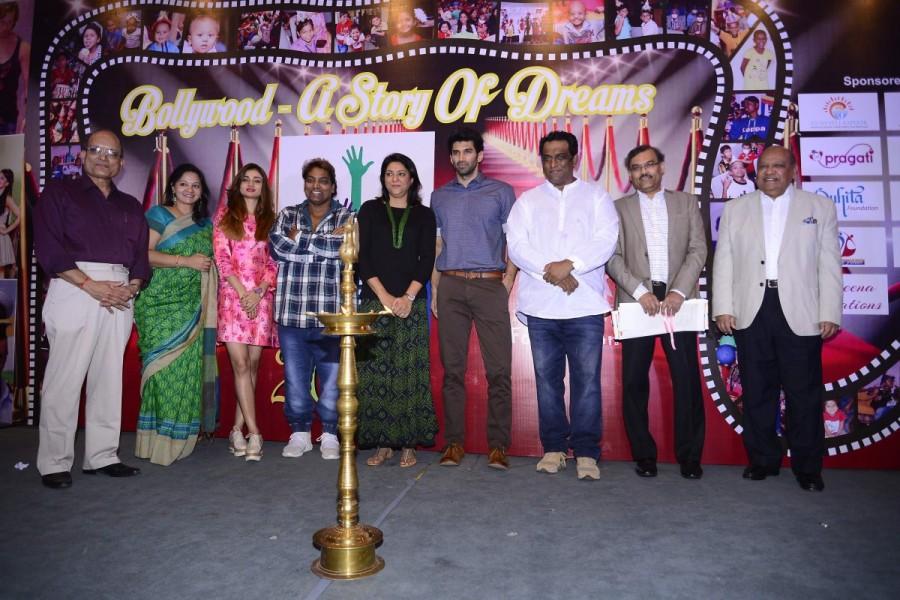 Bollywood actor Aditya Roy Kapur celebrate Christmas with cancer affected children. Aditya Roy Kapur,Christmas,Christmas celebrations,Christmas celebrations with cancer affected children,actor Aditya Roy Kapur,Aditya Roy Kapur pics,Aditya Roy Kapur images,Aditya Roy Kapur photos,Aditya Roy Kapur stills,Aditya Roy Kapur pictures