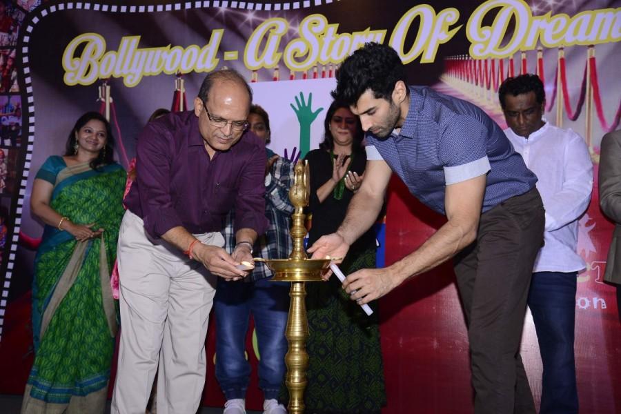 Bollywood actor Aditya Roy Kapur celebrate Christmas with cancer affected children. Aditya Roy Kapur,Christmas,Christmas celebrations,Christmas celebrations with cancer affected children,actor Aditya Roy Kapur,Aditya Roy Kapur pics,Aditya Roy Kapur images,Aditya Roy Kapur photos,Aditya Roy Kapur stills,Aditya Roy Kapur pictures