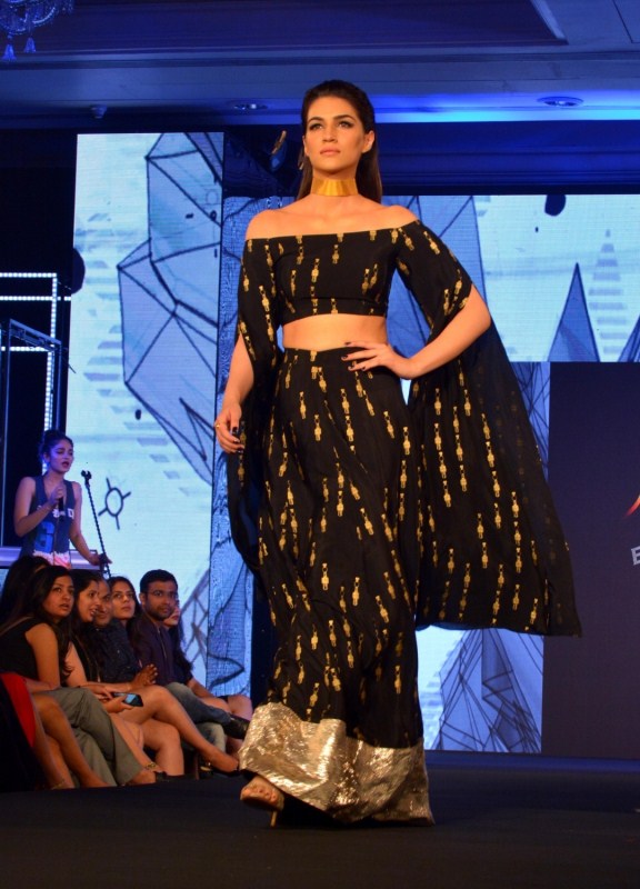 Actress Kriti Sanon during the Blenders Pride Fashion tour in Bengaluru on Dec 18, 2016. Arjun Kapoor,Kriti Sanon,Blenders Pride Fashion tour,Fashion tour,Blenders Pride Fashion tour pics,Blenders Pride Fashion tour images,Blenders Pride Fashion tour photos,Blenders Pride Fashion tour stills,Blenders Pride Fashion tour pictures