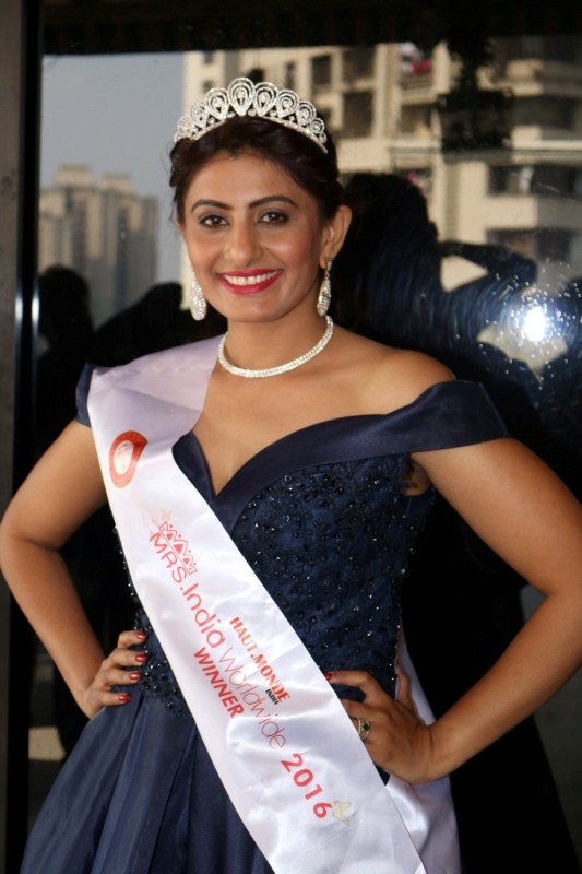 Mrs India 2016 winner Poonam Shinde promotes her upcoming film in Mumbai on Dec 18, 2016. Mrs India 2016,Mrs India 2016 winner,Mrs India 2016 winner Poonam Shinde,Poonam Shinde,Poonam Shinde latest pictures,Poonam Shinde latest pics,Poonam Shinde latest images,Poonam Shinde latest photos,Poonam Shinde latest stills,Poonam Shinde pics