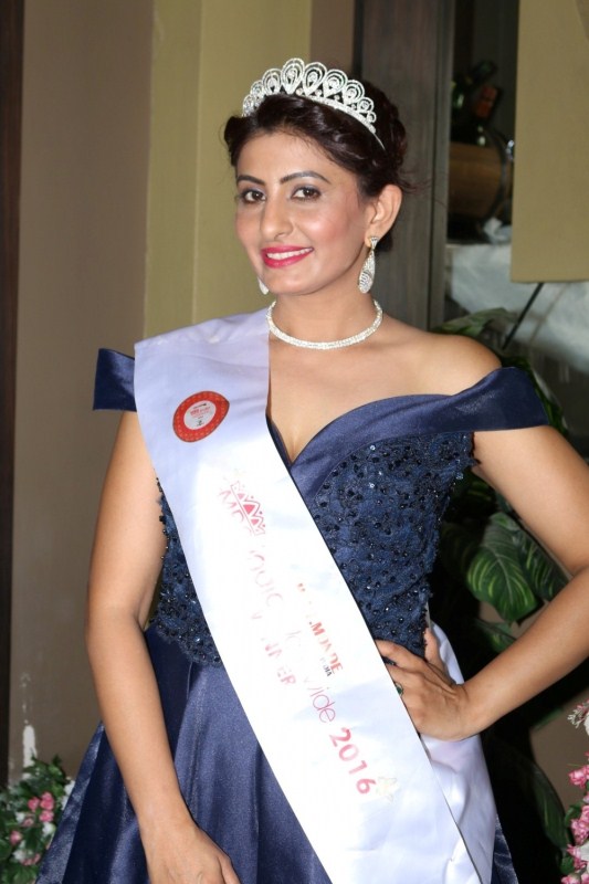 Mrs India 2016 winner Poonam Shinde promotes her upcoming film in Mumbai on Dec 18, 2016. Mrs India 2016,Mrs India 2016 winner,Mrs India 2016 winner Poonam Shinde,Poonam Shinde,Poonam Shinde latest pictures,Poonam Shinde latest pics,Poonam Shinde latest images,Poonam Shinde latest photos,Poonam Shinde latest stills,Poonam Shinde pics