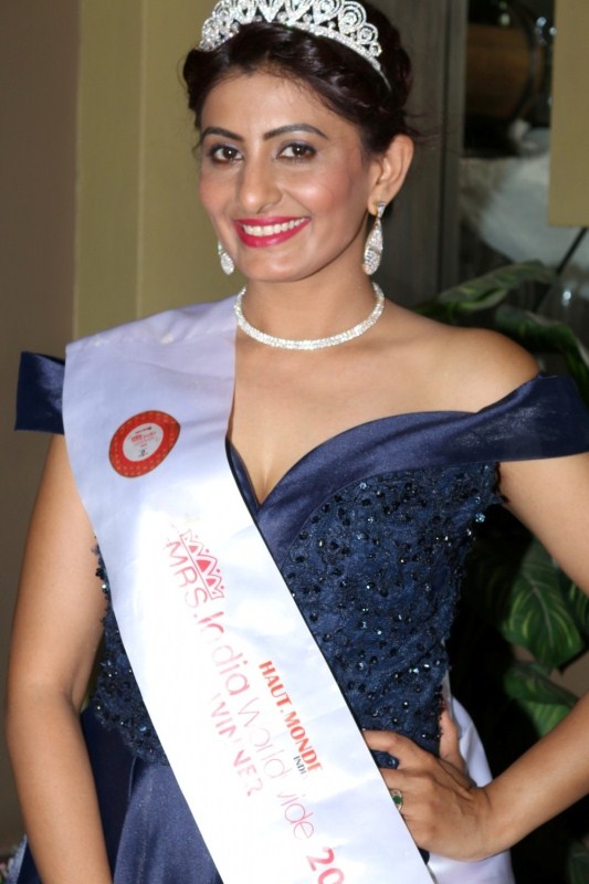 Mrs India 2016 winner Poonam Shinde promotes her upcoming film in Mumbai on Dec 18, 2016. Mrs India 2016,Mrs India 2016 winner,Mrs India 2016 winner Poonam Shinde,Poonam Shinde,Poonam Shinde latest pictures,Poonam Shinde latest pics,Poonam Shinde latest images,Poonam Shinde latest photos,Poonam Shinde latest stills,Poonam Shinde pics