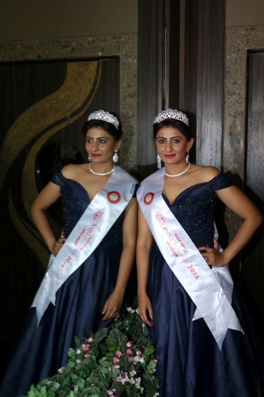 Mrs India 2016 winner Poonam Shinde promotes her upcoming film in Mumbai on Dec 18, 2016. Mrs India 2016,Mrs India 2016 winner,Mrs India 2016 winner Poonam Shinde,Poonam Shinde,Poonam Shinde latest pictures,Poonam Shinde latest pics,Poonam Shinde latest images,Poonam Shinde latest photos,Poonam Shinde latest stills,Poonam Shinde pics