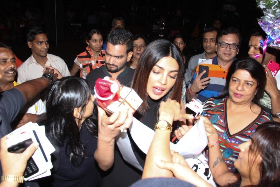 Bollywood actress Priyanka Chopra spotted at the Mumbai airport. Priyanka Chopra,Priyanka Chopra at Mumbai airport,Priyanka Chopra in Mumbai airport,actress Priyanka Chopra,Priyanka Chopra returns India,Priyanka Chopra pics,Priyanka Chopra images,Priyanka Chopra photos,Priyanka Chopra stills,Priyanka Chopra pictures