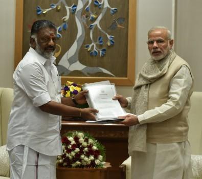 Tamil Nadu Chief Minister Ottakarathevar Panneerselvam meets Prime Minister Narendra Modi, asks for Bharat Ratna for J Jayalalithaa.