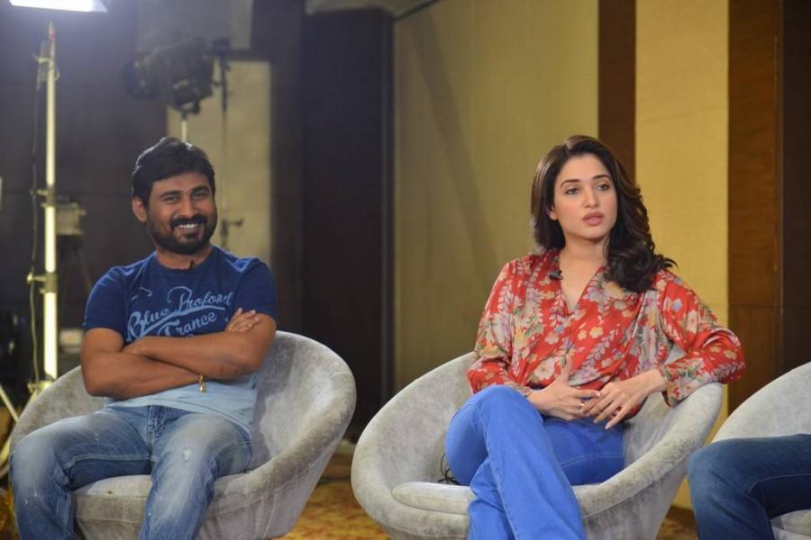 Telugu movie Okkadochadu press meet held in Hyderabad. Celebs like Actor Vishal and Actress Tamannaah Bhatia graced the event. Vishal,Tamannaah Bhatia,Tamannaah,Okkadochadu,Okkadochadu press meet,Okkadochadu press meet pics,Okkadochadu press meet images,Okkadochadu press meet photos,Okkadochadu press meet stills,Okkadochadu press meet pictures