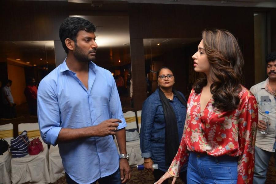 Telugu movie Okkadochadu press meet held in Hyderabad. Celebs like Actor Vishal and Actress Tamannaah Bhatia graced the event. Vishal,Tamannaah Bhatia,Tamannaah,Okkadochadu,Okkadochadu press meet,Okkadochadu press meet pics,Okkadochadu press meet images,Okkadochadu press meet photos,Okkadochadu press meet stills,Okkadochadu press meet pictures
