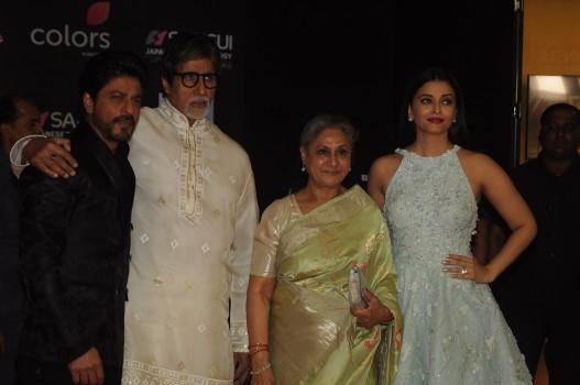Bollywood actor Shah Rukh Khan spotted with Amitabh Bachchan, Jaya Bachchan and Aishwarya Rai Bachchan at Sansui COLORS Stardust Awards.