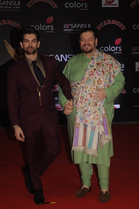 Neil Nitin Mukesh with his father at Sansui COLORS Stardust Awards. Shah Rukh Khan,Anil Kapoor,Amitabh Bachchan,Jaya Bachchan,Ranbir Kapoor,Sonam Kapoor,Jacqueline Fernandez,Varun Dhawan,Priyanka Chopra,Salman Khan,Kajol,Anushka Sharma,Aishwarya Rai Bachchan,Sansui COLORS Stardust Awards,celebs at Sansui COLORS Stardust A