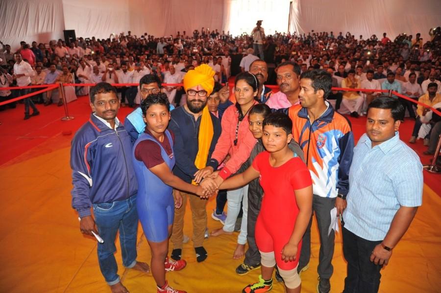 Present for the event apart from Mr. Aamir Khan – Ms. Hasina Faras - Mayor of Kolhapur; Mr. Dhananjay Mhadik - MP Kolhapur; Mr. Nitish Tiwari - Director of Dangal, Sanya Malhotra and Fatima Shaikh - D Aamir Khan,Dangal,Dangal girls,Kushti competition,Kushti competition winner in Kolhapur,actor Aamir Khan,Dangal promotion,Dangal movie promotion