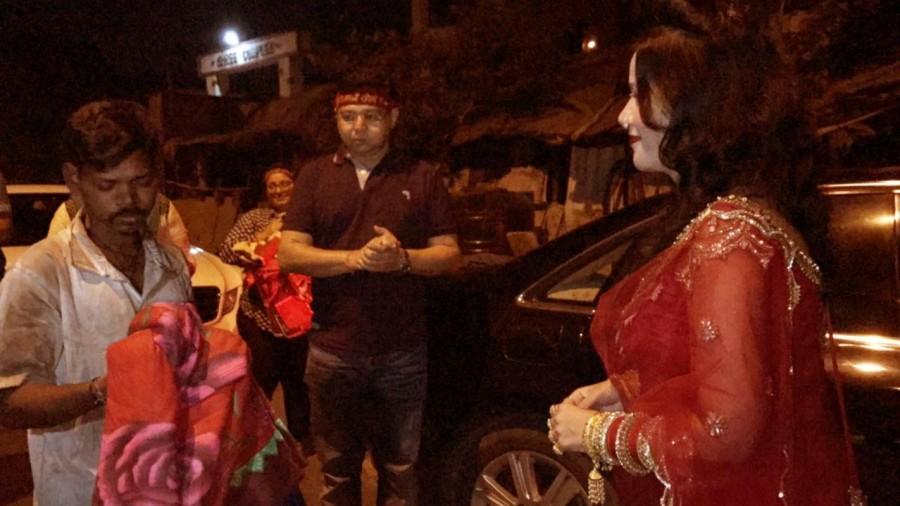 Now it seems Salman has inspired 'godwoman' Radhe Maa to do the same. Last week, the lady was spotted with some of her disciples, distributing blankets to poor people around the streets of her abode in Borivali on a strong winter night. Radhe Maa,Salman Khan,godwoman Radhe Maa,Radhe Maa helps poor people,Radhe Maa pics,Radhe Maa images,Radhe Maa photos,Radhe Maa stills,Radhe Maa pictures