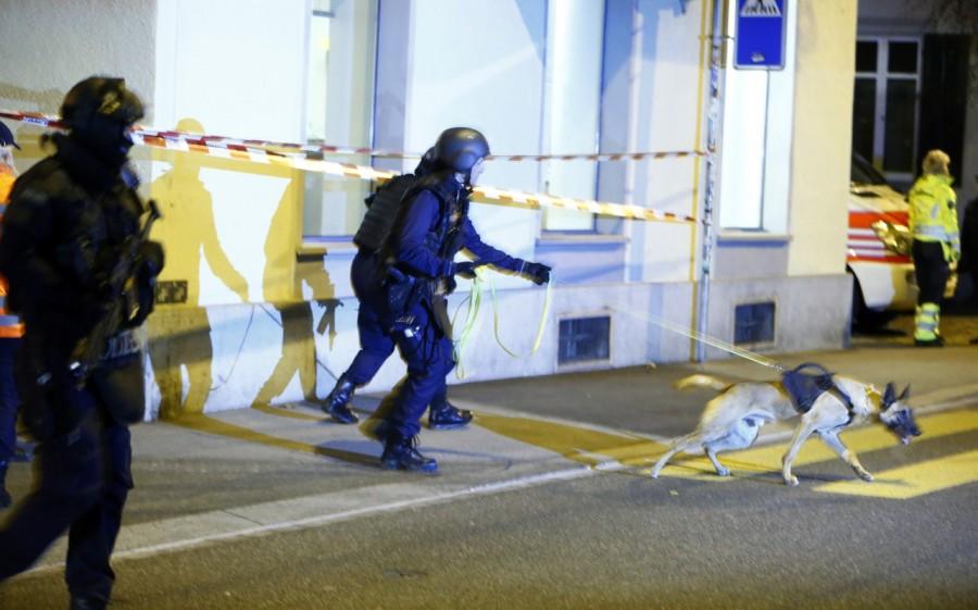 Police stand outside an Islamic center in central Zurich, Switzerland December 19, 2016. Zurich mosque,Zurich mosque shooting,gunman,three worshippers,Zurich mosque shooting motive unclear,Zurich mosque shooting gunman,Zurich police,Gunman in Zurich mosque
