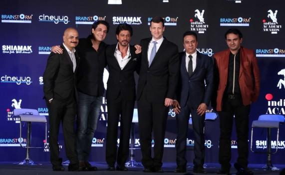 Bollywood actor Shahrukh Khan with Bollywood choreographer Shiamak Davar (L) U.S. Consul General Thomas L Vajda and Aly Morani, Director of Cineyug Films Pvt Ltd (R) during the press conference to announce the launching of Indian Academy Awards (IAA) in Mumbai, India on December 21, 2016.