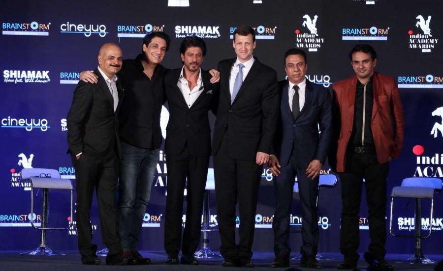 Bollywood actor Shahrukh Khan with Bollywood choreographer Shiamak Davar (L) U.S. Consul General Thomas L Vajda and Aly Morani, Director of Cineyug Films Pvt Ltd (R) during the press conference to announce the launching of Indian Academy Awards (IAA) in Mumbai, India on December 21, 2016. Shahrukh Khan,actor Shahrukh Khan,IAA Awards,Indian Academy Awards,Kabir Khan's wife Mini Mathur,Mini Mathur,Shiamak Davar,Aly Morani