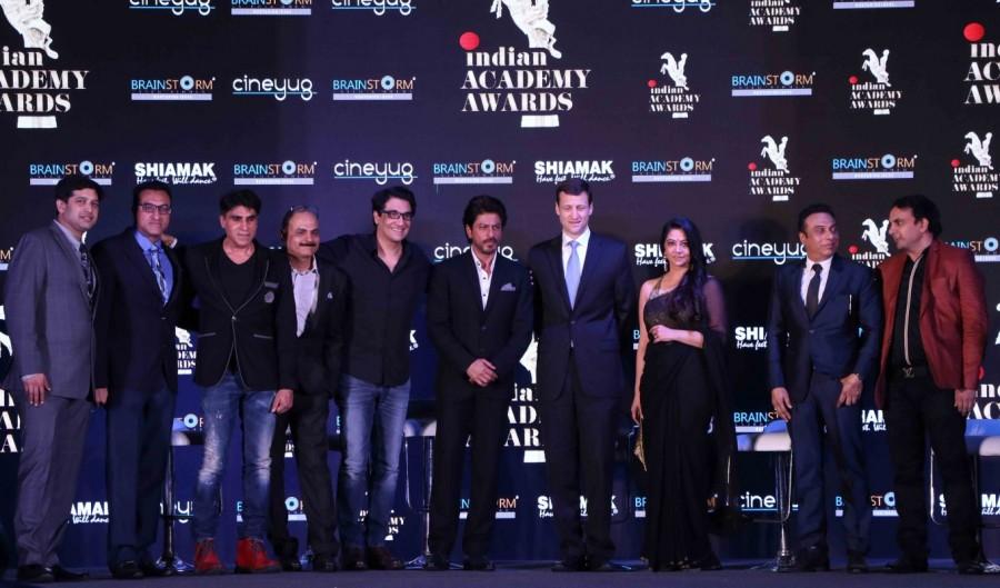 Bollywood actor Shahrukh Khan with Bollywood choreographer Shiamak Davar (L) U.S. Consul General Thomas L Vajda and Aly Morani, Director of Cineyug Films Pvt Ltd (R) during the press conference to announce the launching of Indian Academy Awards (IAA) in Mumbai, India on December 21, 2016. Shahrukh Khan,actor Shahrukh Khan,IAA Awards,Indian Academy Awards,Kabir Khan's wife Mini Mathur,Mini Mathur,Shiamak Davar,Aly Morani