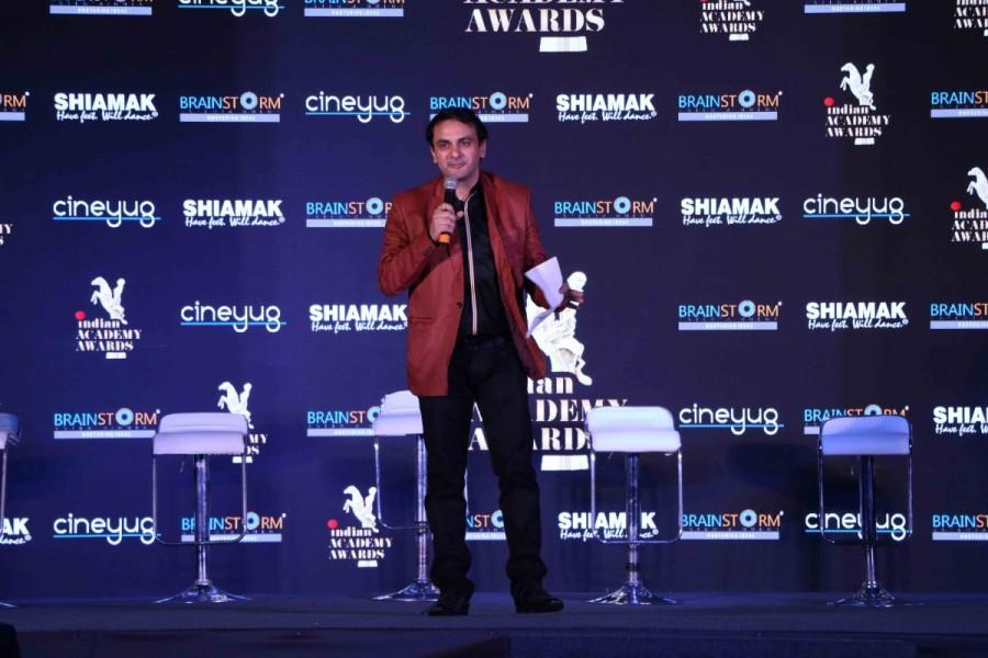 Shahrukh Khan announce the IAA Awards. Shahrukh Khan,actor Shahrukh Khan,IAA Awards,Indian Academy Awards,Kabir Khan's wife Mini Mathur,Mini Mathur,Shiamak Davar,Aly Morani