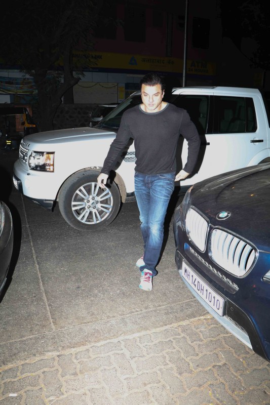 Bollywood actress Priyanka Chopra, Arpita Khan and Sohail Khan snapped post dinner at Hakkasan Restaurant in Mumbai. Priyanka Chopra,Arpita Khan,Priyanka Chopra and Arpita Khan,Sohail Khan,Hakkasan Restaurant,Priyanka Chopra pics,Priyanka Chopra images,Priyanka Chopra photos,Priyanka Chopra stills,Priyanka Chopra pictures