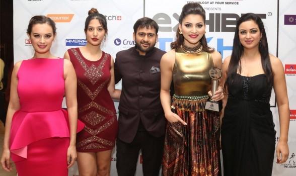 Actresses Evelyn Sharma and Urvashi Rautela during Exhibit Tech Awards in Gurgaon on Dec 21, 2016.