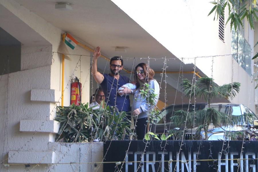 Saif Ali Khan and Kareena Kapoor Khan arrive home with son Taimur Ali Khan. Taimur Ali Khan,Saif Ali Khan and Kareena Kapoor,Saif Ali Khan,Kareena Kapoor,Kareena Kapoor Khan,Kareena Kapoor Khan with his son,Taimur Ali Khan Pataudi,Taimur Ali Khan Pataudi pics,Taimur Ali Khan Pataudi images,Taimur Ali Khan Pataudi photos,Taimur Al