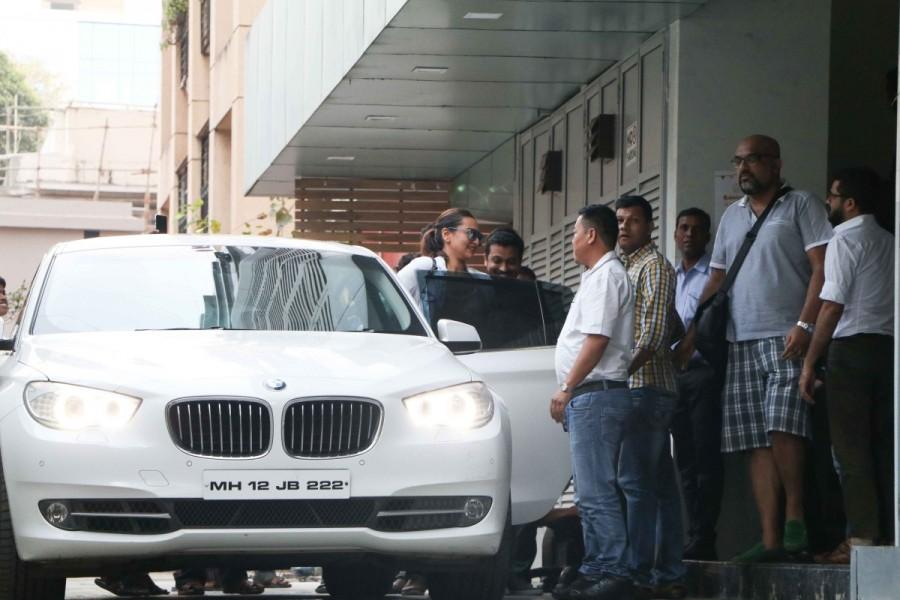 Bollywood actress Sonakshi Sinha spotted at Bandra in Mumbai. Sonakshi Sinha,actress Sonakshi Sinha,Sonakshi Sinha spotted at Bandra,Sonakshi Sinha at Bandra,Sonakshi Sinha latest pics,Sonakshi Sinha latest images,Sonakshi Sinha latest photos,Sonakshi Sinha latest stills,Sonakshi Sinha latest pictures