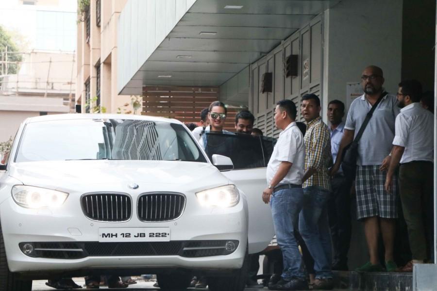 Bollywood actress Sonakshi Sinha spotted at Bandra in Mumbai. Sonakshi Sinha,actress Sonakshi Sinha,Sonakshi Sinha spotted at Bandra,Sonakshi Sinha at Bandra,Sonakshi Sinha latest pics,Sonakshi Sinha latest images,Sonakshi Sinha latest photos,Sonakshi Sinha latest stills,Sonakshi Sinha latest pictures