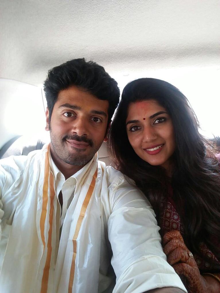 Kollywood actor Ashwin Kakumanu has entered wedlock with Sonali at a grand wedding ceremony held in Chennai on 23 December 2016. Ashwin Kakumanu,Sonali,Ashwin Kakumanu and Sonali,Ashwin Kakumanu wedding pictures,Ashwin Kakumanu wedding pics,Ashwin Kakumanu wedding images,Ashwin Kakumanu wedding photos,Ashwin Kakumanu wedding stills